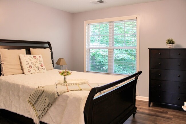 Building Photo - Fully furnished - single family