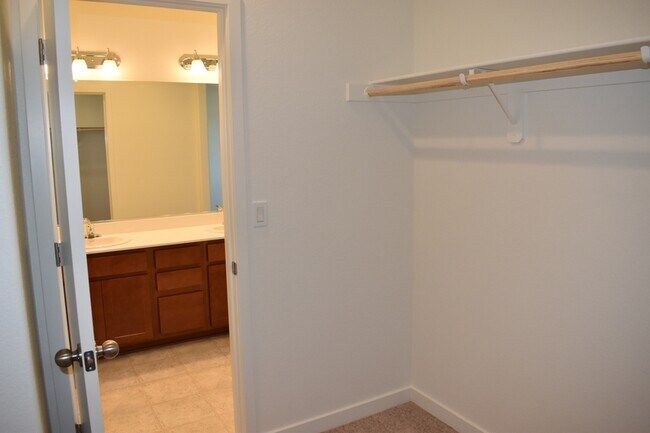 Building Photo - 855 Sophie Ct