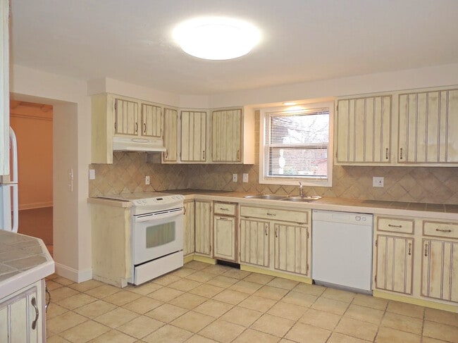 Building Photo - Extraordinary 4 Bedroom 2 Full Bathroom Co...