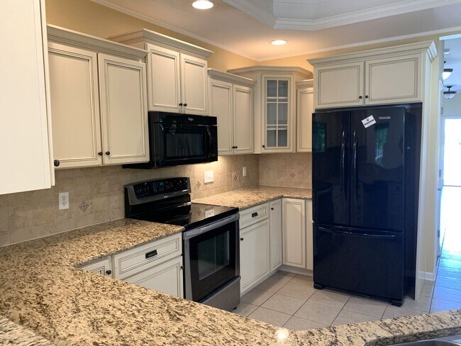Building Photo - BEAUTIFUL 3 BED/2.5 BATH TOWNHOUSE!!