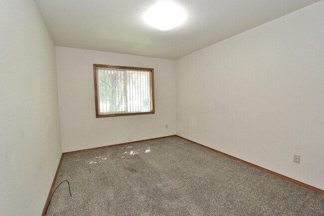 Building Photo - Single-Level Unit w/1-Car Garage