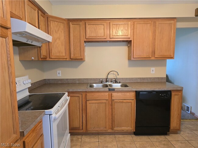 Building Photo - 16200 Edgewood Ct