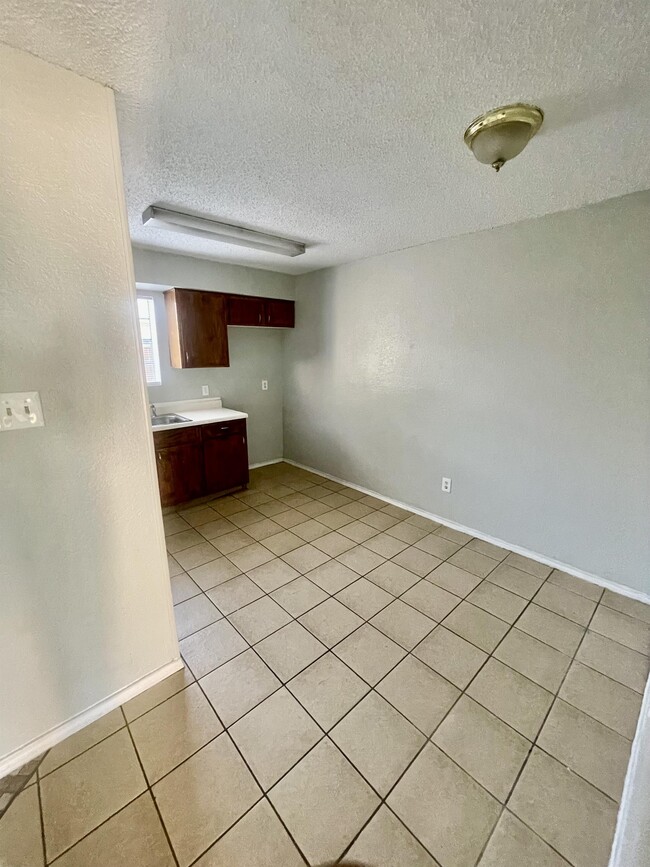 Building Photo - 909 NW Summercrest Blvd