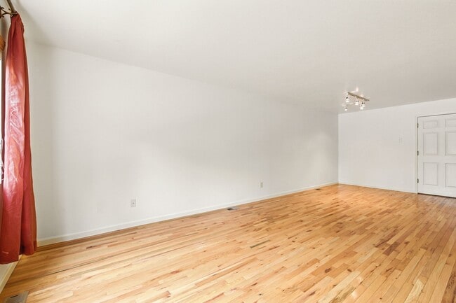 Building Photo - 3350 Saratoga St