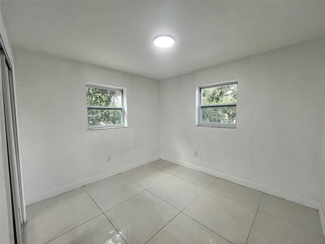 Building Photo - 1604 NW 24th Ct