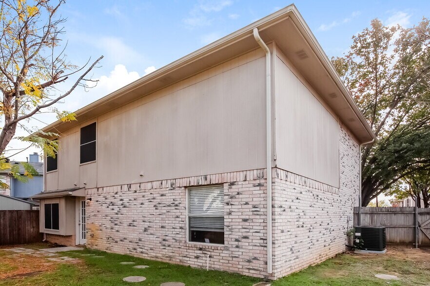 Building Photo - 1808 Rose Cir