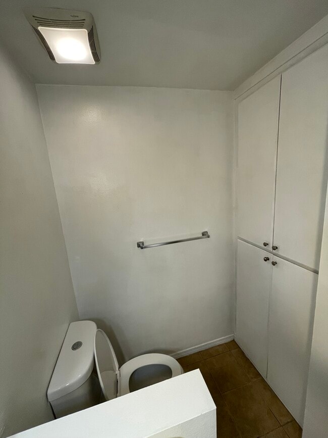 Building Photo - 719 N Eucalyptus Ave