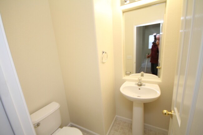 Building Photo - Located in Stonelake, 4 Bed, 2.5 Bath Elk ...