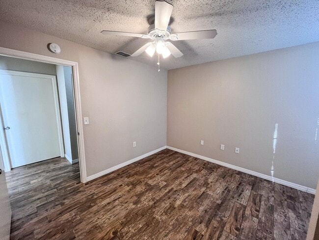 Building Photo - Windsor Park #1118 - On several bus routes to UF