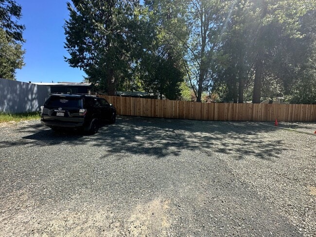 Building Photo - Newly Renovated 3 Bedroom 2 Bathroom Close to Town