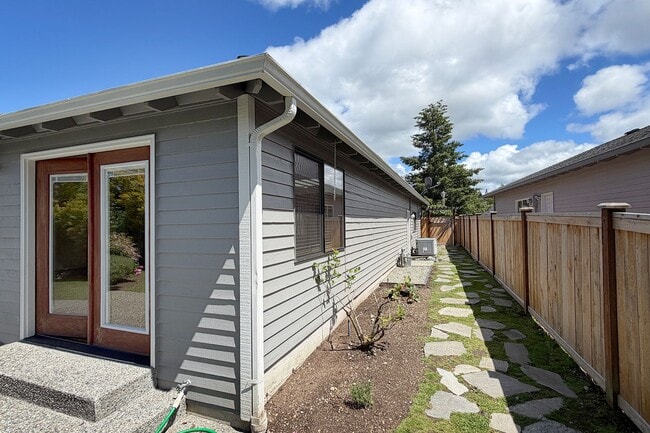 Building Photo - 3bd/2ba Bellevue Home