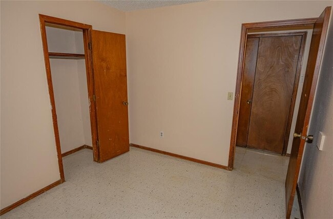 Building Photo - 931 SW 63rd St