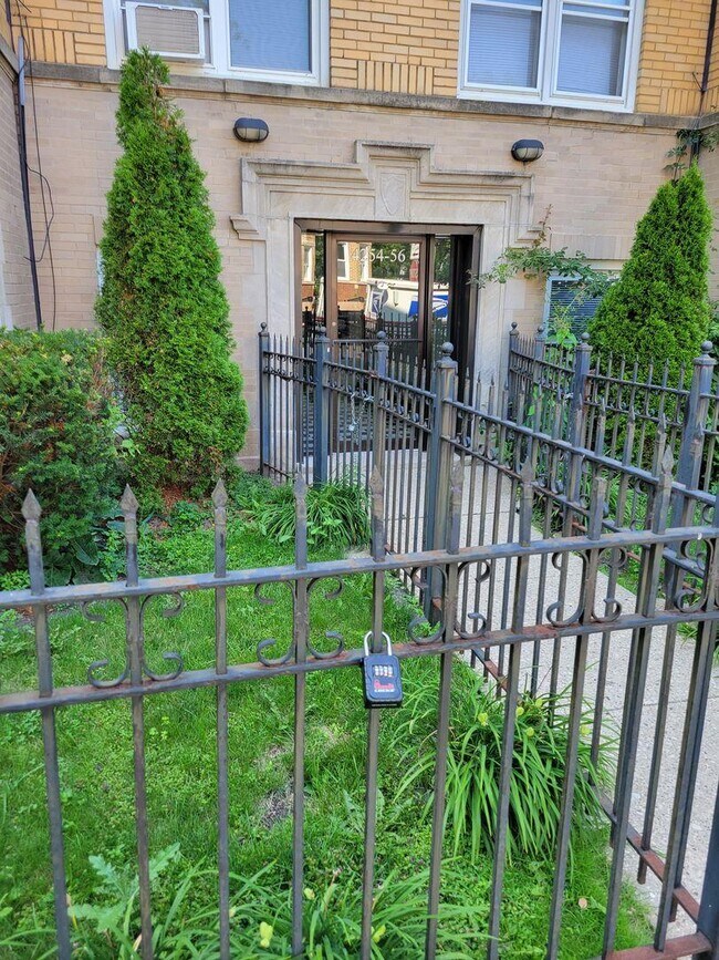 Building Photo - 1 bedroom in Chicago IL 60618