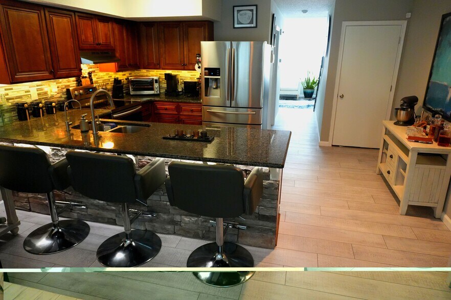 Building Photo - 932 Kingsbury Dr