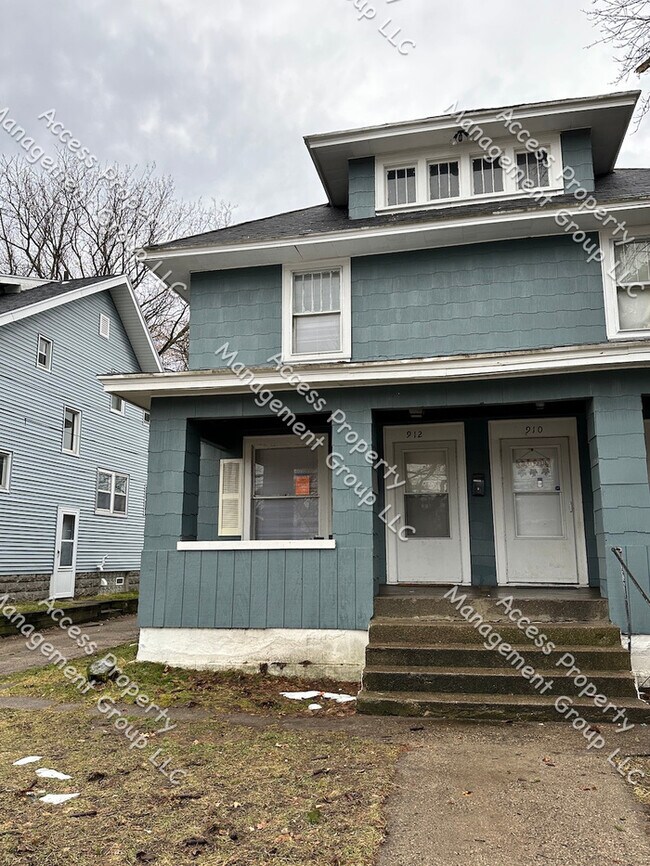 SE Side 2 Bedroom 1 Bathroom Duplex Unit 912 M.L.K. Jr St SE Grand