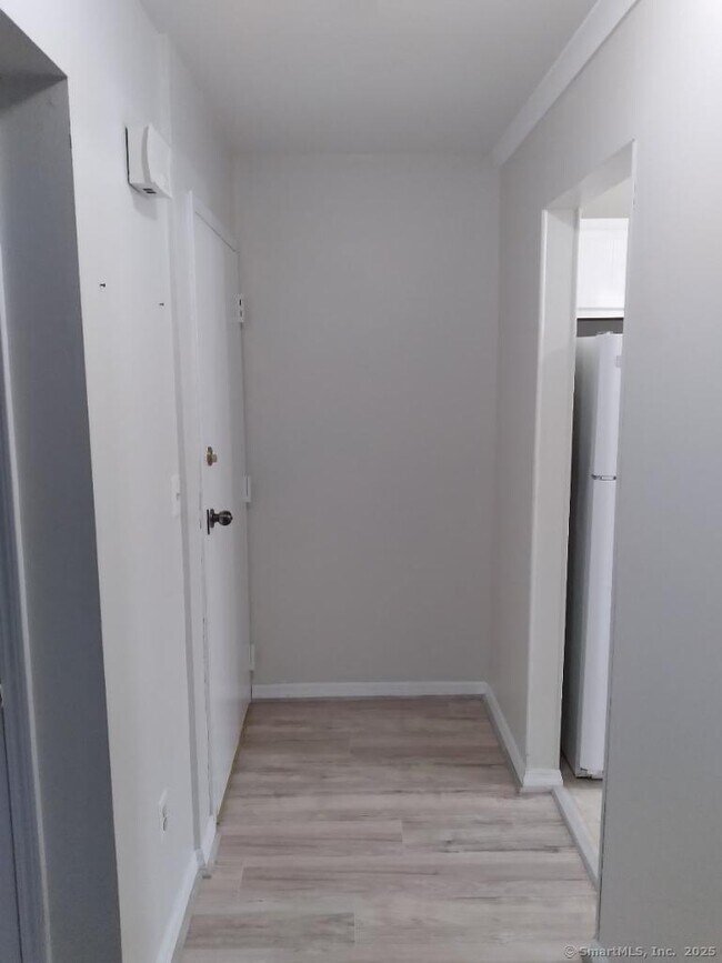 Building Photo - 16 Southwind Ln
