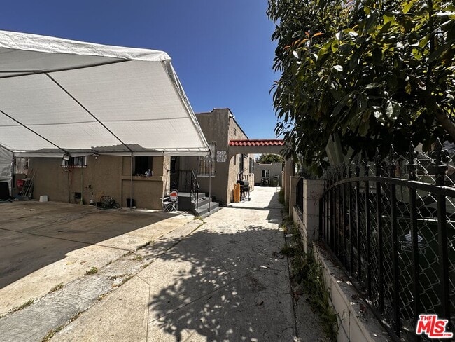 Building Photo - 820 E 84th Pl
