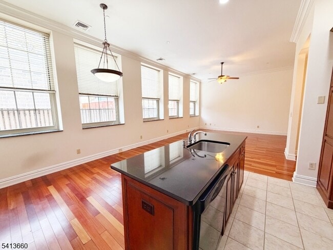 Building Photo - 33 Forest Ave