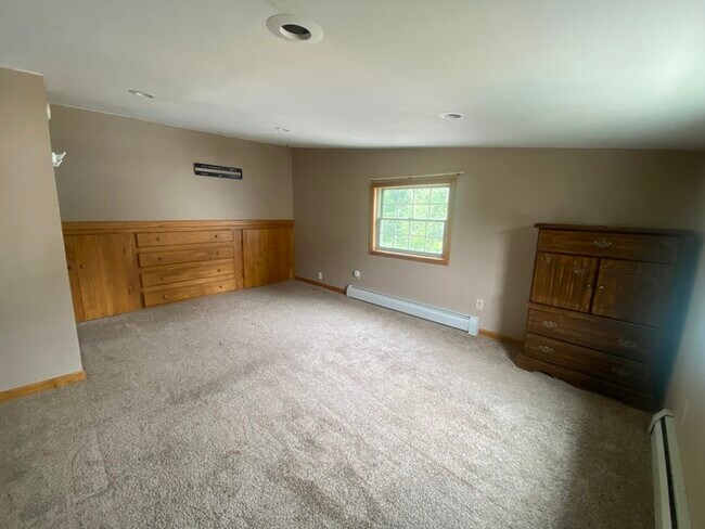 Building Photo - Beautiful 4 bedroom 1.5 bath located in th...