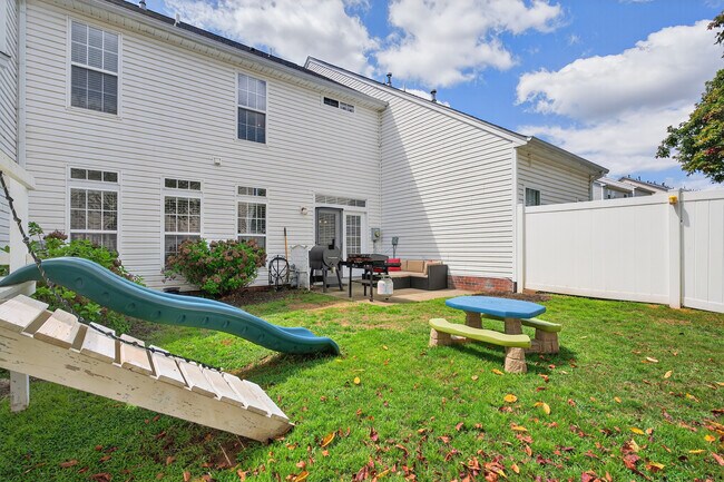 Building Photo - 263 Hadley Commons Dr