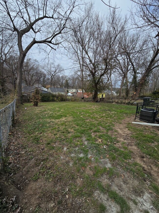 Building Photo - 2 bedrooms 1 bath renovated ready for move in