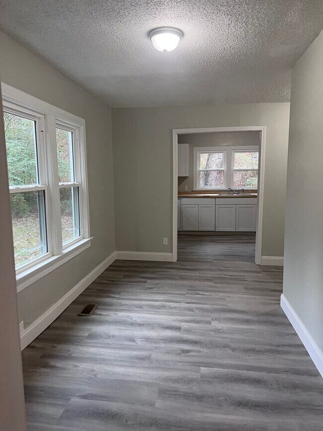 Building Photo - Spacious 3 Bedroom House in Rossville