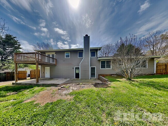 Building Photo - 425 Monivea Ln