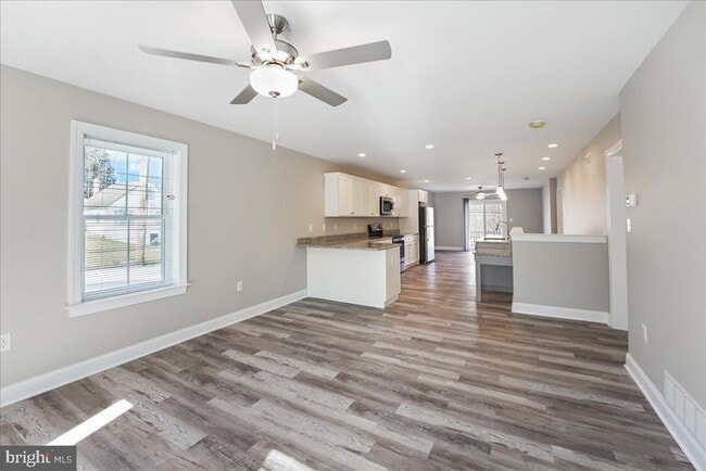 Building Photo - 552 Creek Rd