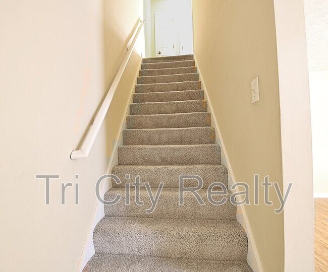 Building Photo - 220 Meadowbrook Ct