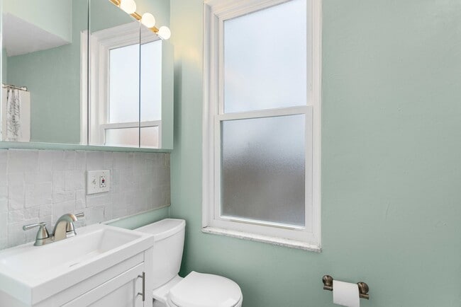 Building Photo - Fully Furnished 2 Bedroom Townhome in Central Lawrenceville