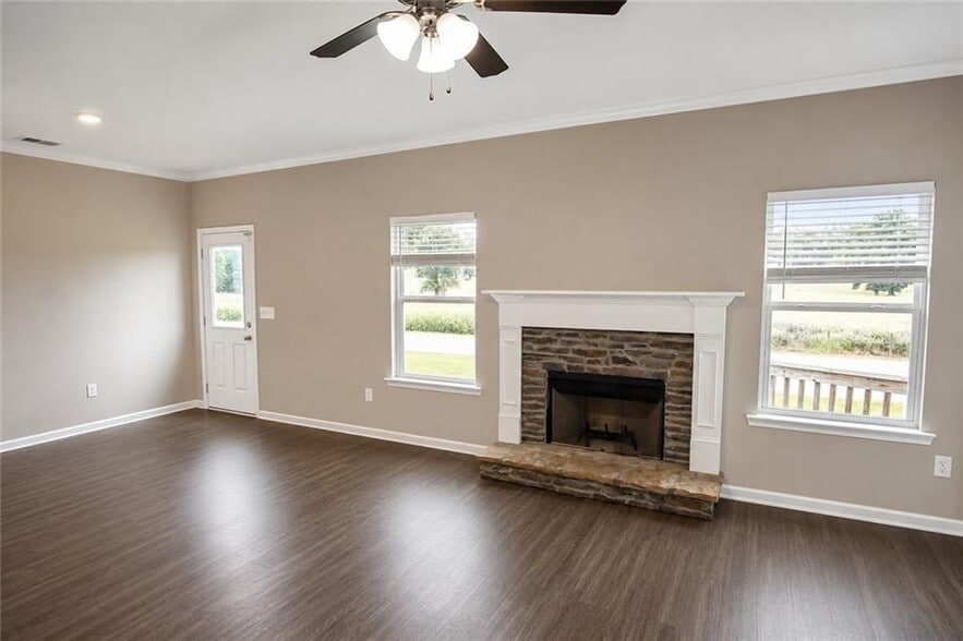 Building Photo - 100 Squarewood Ln NW
