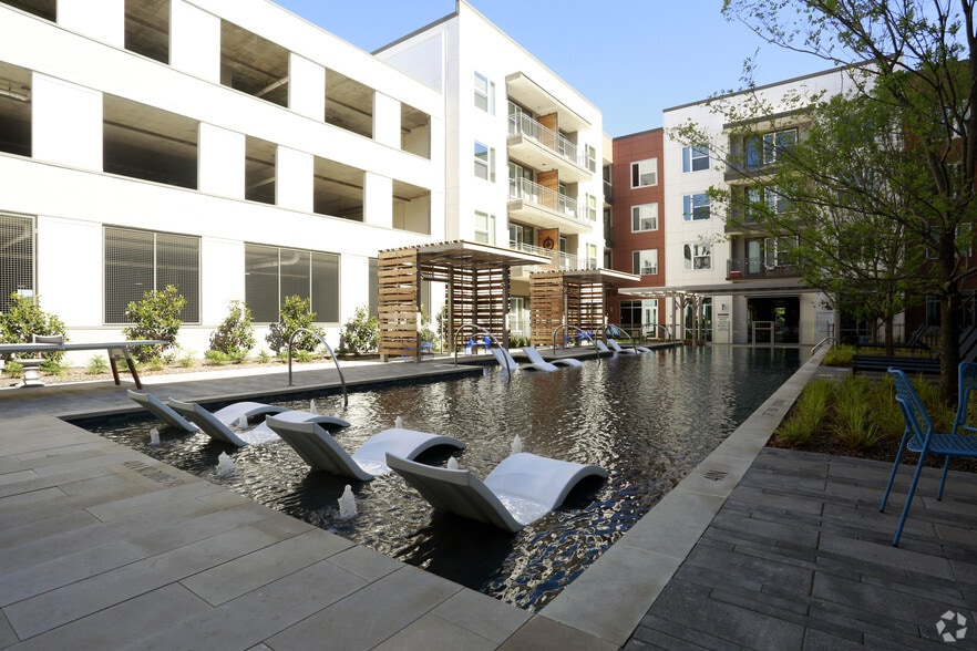 Swimming Pool - The Union at River East