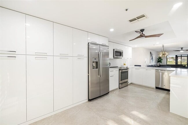 Building Photo - 16320 Kelly Cove Dr