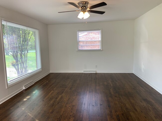 Building Photo - Cute 3 BR/ 1 BA Off Gate City Blvd.