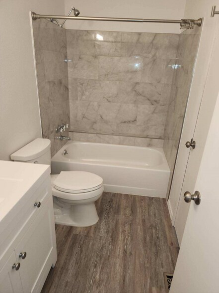 Building Photo - 2432 Lexington Village Ln