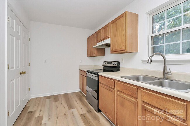 Building Photo - 1215 McAllister Dr