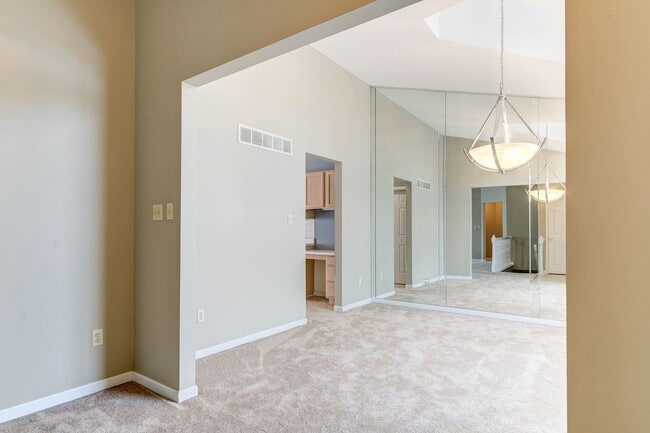 Building Photo - SPACIOUS 3 BEDROOM 2 BATH W/2 CAR GARAGE