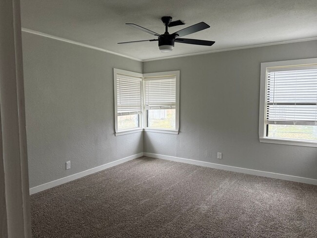 Building Photo - 3/3 HISD Fenced yard