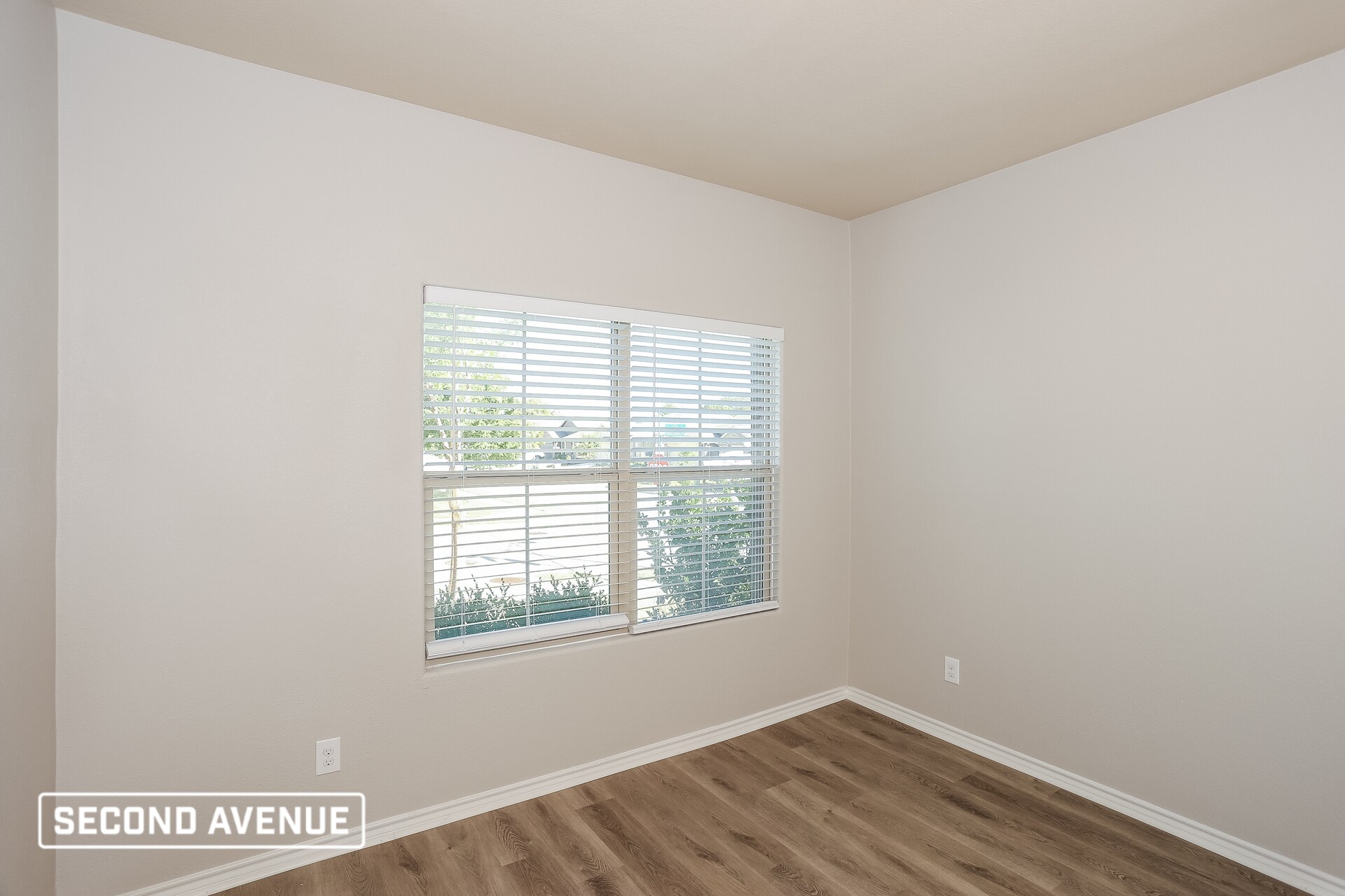 Building Photo - 661 Creekview Dr