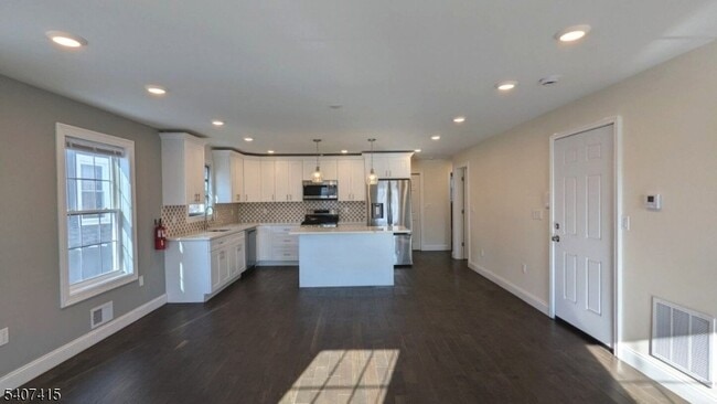 Building Photo - 7 Maple St