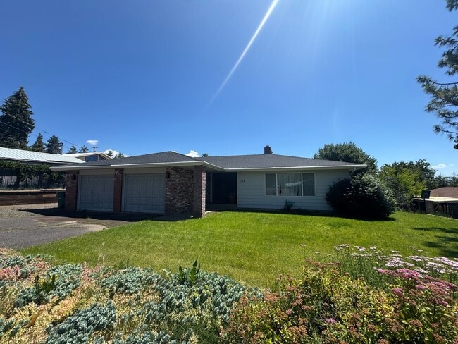 Building Photo - 3 bed 2 bath house with attached garage an...