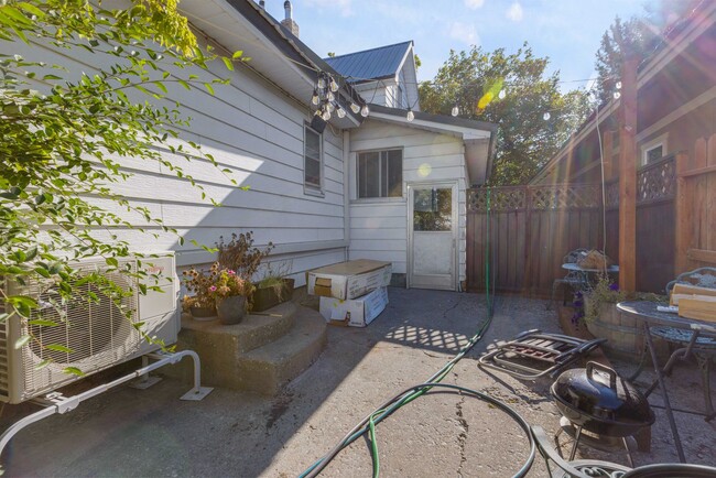 Building Photo - CUTE 3 BED 3 BATH HOME CLOSE TO HISTORIC D...