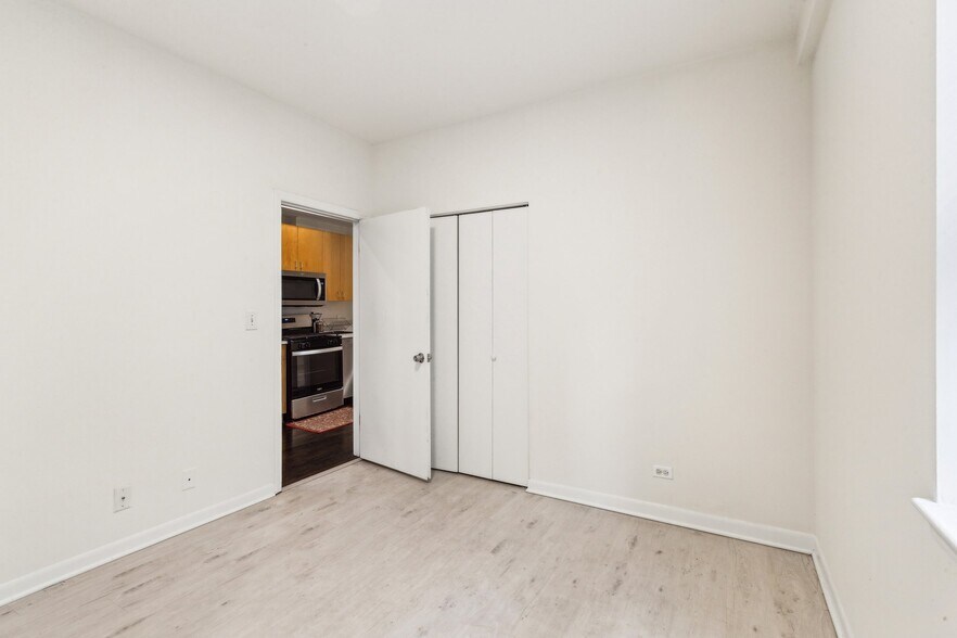 Building Photo - 1254 N Greenview Ave