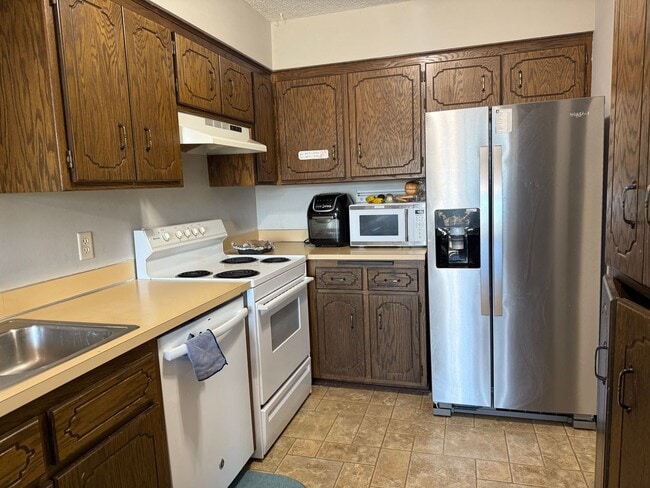 Building Photo - Low Maintenance Living - 2 Bedroom 2 Bathr...