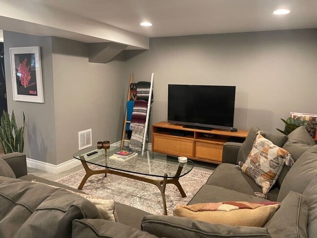 Building Photo - Immaculate and Updated Mid Century Home in Whittier Heights