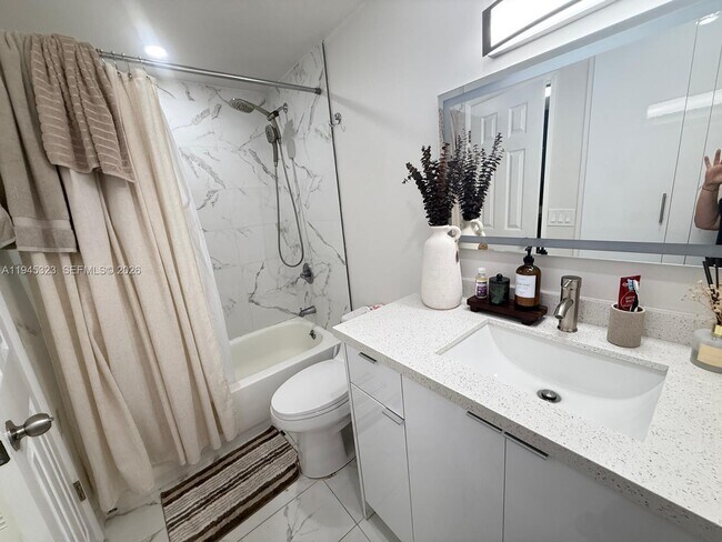 Building Photo - 4200 Hillcrest Dr