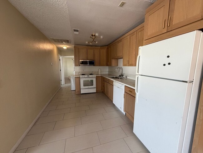 Building Photo - Beautiful home look, 4-plex, across from UNLV