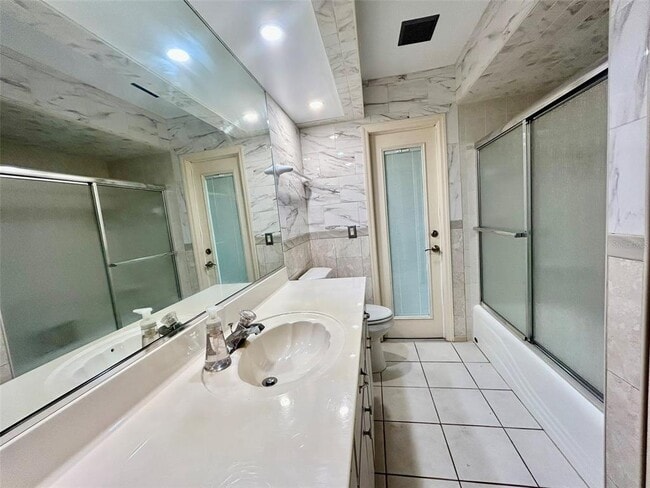 Building Photo - 25145 Mercedes Dr