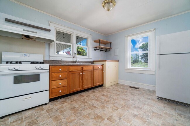 Building Photo - Convenient Hwy. 55 Location – Charming 2BR with Large Yard