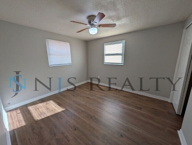 Building Photo - Fabulous 3/1/1 980 Sq. Ft. with NEW AC, NEW flooring, UPDATED kitchen & bath with GRANITE counter...